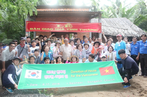 Ban tổ chức chương trình và đoàn tình nguyện viên đến từ Hàn Quốc cùng chụp ảnh lưu niệm tại buổi lễ bàn giao nhà tình thương
